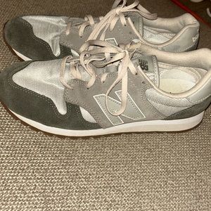 Women’s New Balance 520 size 9 color is green and tan